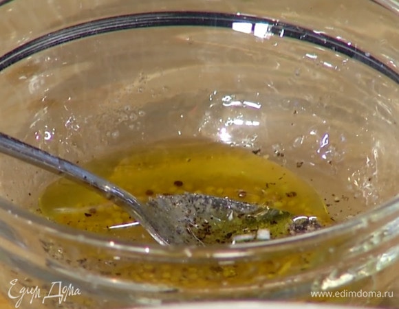 Приготовить заправку: соединить горчицу с лимонным соком, посолить, поперчить, влить оливковое масло и перемешать.