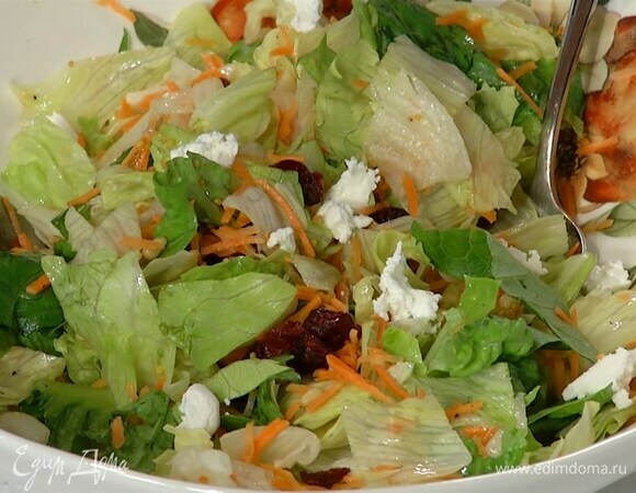 Козий сыр измельчить руками и выложить на салат небольшими кусочками.