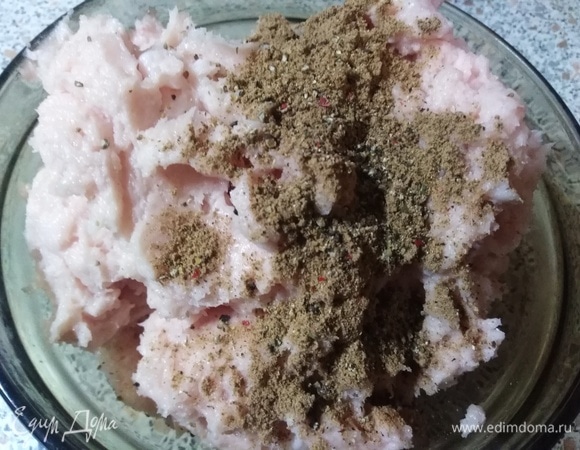 Посыпьте смесь солью, перцем, молотым мускатом, а затем влейте в нее воду. Все хорошо перемешайте. 