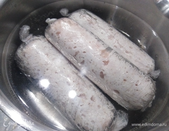 Опустите в кипящую воду. Проварите фарш в течение 5 минут с момента закипания.