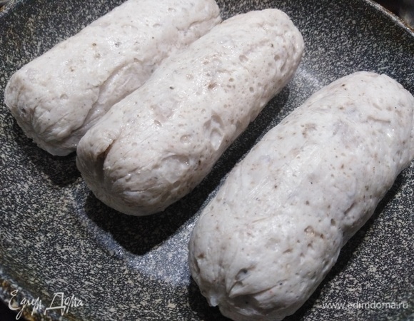 Удалите с колбасок пленку. Обжарьте их на растительном масле со всех сторон до румяной корочки.