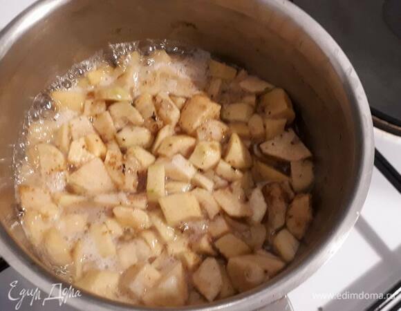 Очистите фейхоа и нарежьте на кусочки. Добавьте мед и воду, проварите 5 минут. Затем смесь пюрируйте.