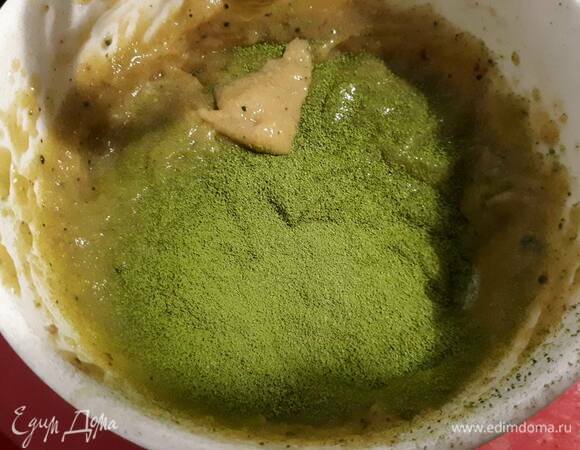 Просейте матчу, добавьте к фейхоа и взбейте. Можно также добавить тертые бобы тонка.