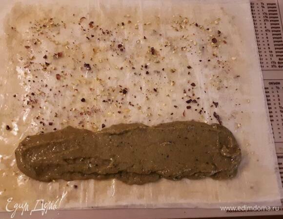 Выложите начинку на край теста, оставив по 2 см от краев.