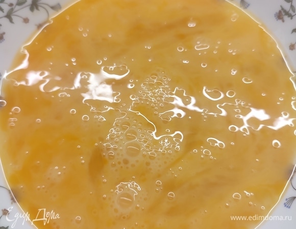 Яйца размешайте до однородности, а творожный сыр взбейте с сахаром.