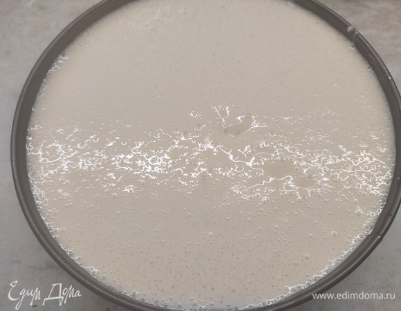 В творожную массу добавьте яйца и муку, перемешайте. Налейте сливки и все взбейте. После чего отправьте массу в форму для выпекания. Готовьте чизкейк 55 минут при температуре 180°C. 