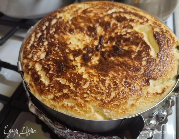 При запекании чизкейк поднимется, а после остывания он опустится. Готовый чизкейк охладите сначала до комнатной температуры, а потом уберите в холодильник на ночь (из формы не вынимать).