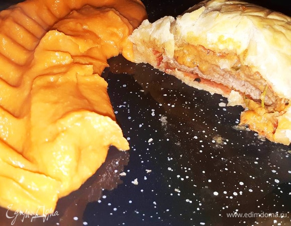 Смешайте оба пюре, добавьте сливки, соль и еще раз пробейте блендером, чтобы хорошо перемешать все компоненты. Можно добавить тертые бобы тонка.