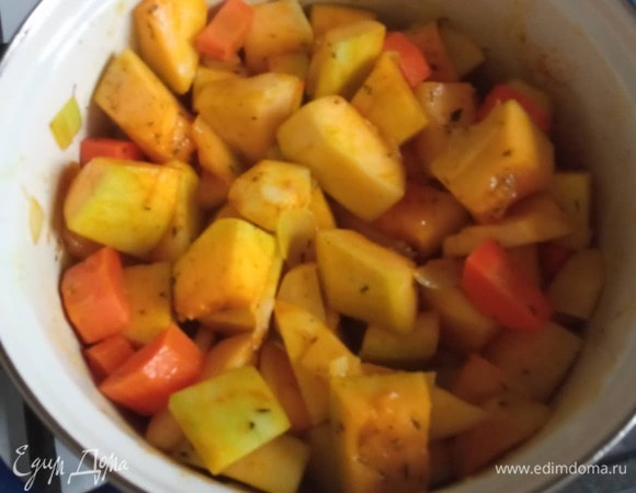 Произвольно нарезать очищенные картофель, морковь и тыкву. Мелко порубить 1 луковицу и чеснок. В кастрюле разогреть сливочное масло с капелькой растительного. Обжарить лук 1 минуту, добавить чеснок и обжарить еще пару минут. Добавить овощи. Приправить тимьяном. У меня оказалась очень светлая тыква, поэтому я добавила для цвета немного куркумы.<br />
<br />
Обжарить овощи 5 минут. Добавить помидоры. Обжарить еще пару минут. Добавить бульон или воду, дать закипеть и варить под крышкой на медленном огне до готовности овощей (минут 15). Сделать пюре. Вернуть на огонь, добавить сливки, приправить корицей, солью и перцем. При необходимости добавить воды. Довести до кипения, но не кипятить.