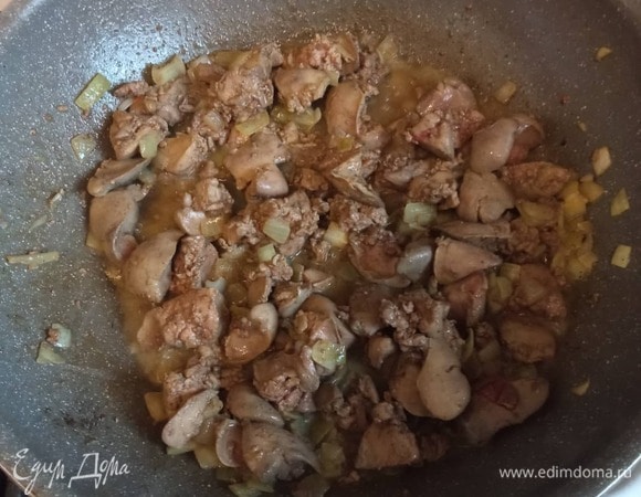 В сковороде на растительном масле обжарить мелко нарубленный лук 2–3 минуты. Добавить печень, освобожденную от пленок и нарезанную некрупными кусочками. Обжаривать минуты 3–4, главное, не пережарить, чтобы осталась нежной. Приправить тимьяном, солью и перцем.