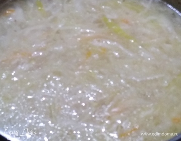 В трехлитровой кастрюле сварить куриный бульон вместе с нарезанным ломтиками картофелем. Добавить отжатую от сока капусту. Варить 30–40 минут.