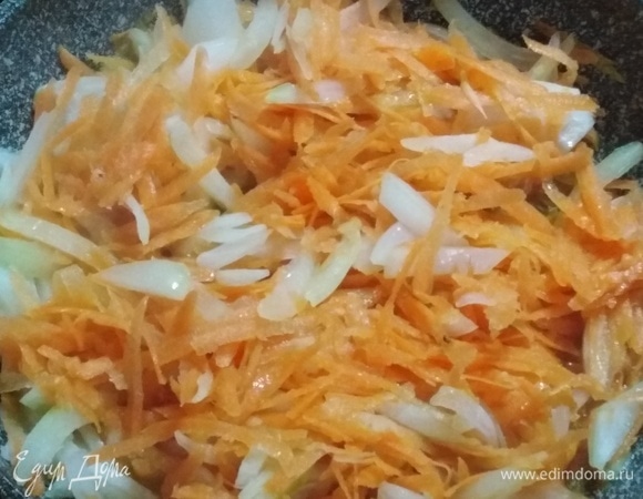Параллельно обжарить на растительном масле репчатый лук и морковь.