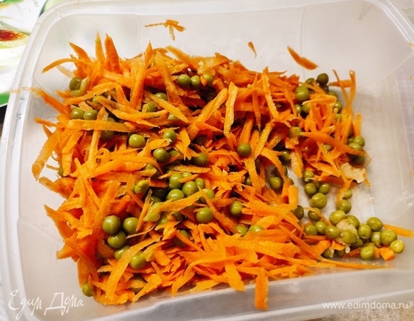 Морковь натереть на крупной терке, а чеснок — на мелкой. Смешать морковь, чеснок и горошек. Заправить майонезом. Если надо, то посолить по вкусу.