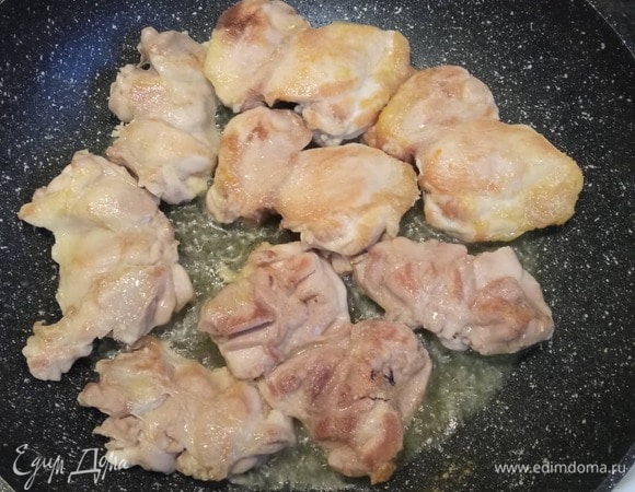 Я разрезала бедра пополам. Можно взять целиком, посолить и обжарить в разогретом растительном масле до румяной корочки. Выложить на бумажные полотенца, чтобы дать лишнему жиру стечь.