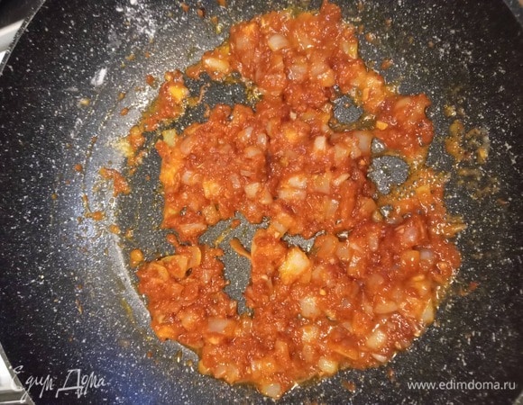 В этом же жире обжарить мелко порубленный лук и чеснок 2–3 минуты. Добавить томатную пасту, острый перец, паприку и муку. Обжарить 1 минуту.
