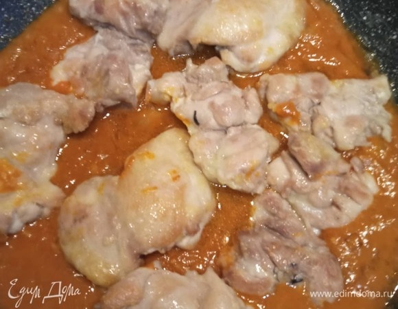 Постепенно влить бульон и вскипятить. Добавить куски курицы и тушить на слабом огне под крышкой 20–25 минут.