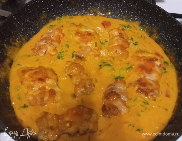 Сладкий болгарский перец очистить и нарезать кубиками или полосками. Добавить к курице через 15 минут после начала тушения. Вынуть мясо. Добавить сметану и нарубленную петрушку. Прогреть. Вернуть мясо в сковороду, прогреть еще пару минут, поворачивая курицу, чтобы пропиталась соусом со всех сторон. Подавать с любимым гарниром. Приятного аппетита!