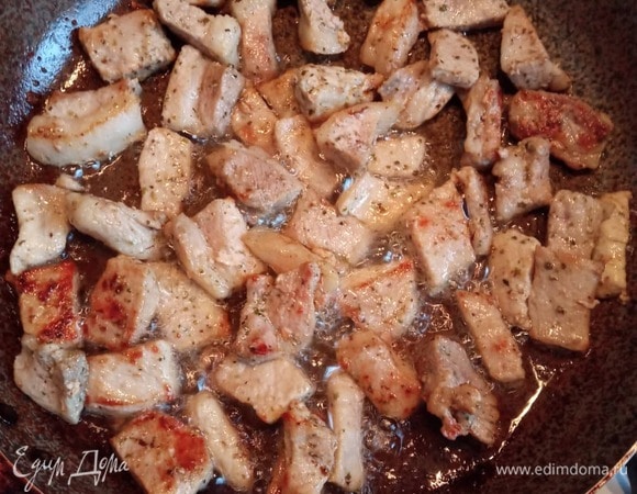 Свинину нарезать полосками или небольшими кусочками. Посыпать майораном. В разогретом растительном масле обжарить мясо до румяной корочки. Посолить и поперчить. Выложить на бумажное полотенце, чтобы дать стечь лишнему жиру.