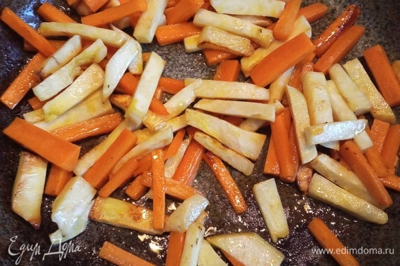 Морковь, картофель, цукини и корень сельдерея нарезать брусочками. В сковороде обжарить картофель до легкой корочки 5 минут. Посолить, вынуть. В этой же сковороде обжарить морковь и корень сельдерея 7 минут. Посолить.