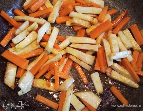 Морковь, картофель, цукини и корень сельдерея нарезать брусочками. В сковороде обжарить картофель до легкой корочки 5 минут. Посолить, вынуть. В этой же сковороде обжарить морковь и корень сельдерея 7 минут. Посолить.