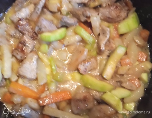 Собрать все овощи в одной сковороде или сотейнике. Добавить мелко нарезанный перец чили, майоран, влить сливки. Довести почти до кипения. Положить мясо. Потушить на медленном огне до готовности мяса и овощей (10–15 минут). Крахмал развести в половине стакана воды. Влить в сотейник. Прогреть. Когда соус загустеет, попробовать на соль. Посолить, если соли недостаточно. Блюдо готово. Приятного аппетита!