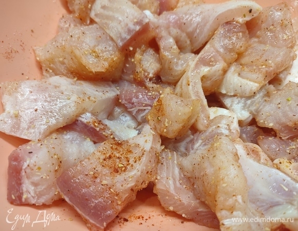 Филе рыбы нарезать на порционные кусочки. Посолить, поперчить по вкусу. Можно добавить любимые специи.