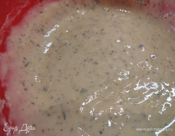 Для кляра яйца взбить с молоком, добавить муку и вымешать тесто. Укроп мелко нарезать и добавить в кляр. Посолить по вкусу.