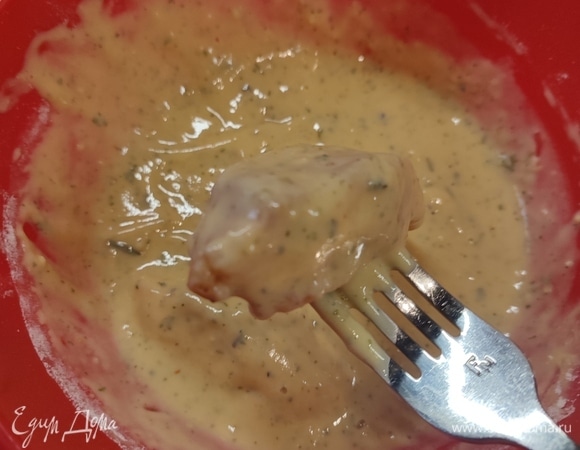 Кусочки рыбы обмакнуть в кляр.