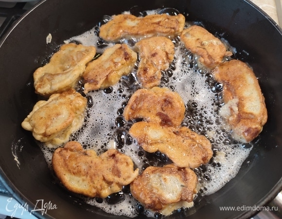 Жарить в большом количестве масла до румяной корочки.