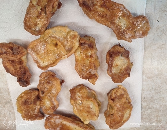 Готовую рыбу выложить на бумажное полотенце, чтобы впитался лишний жир.