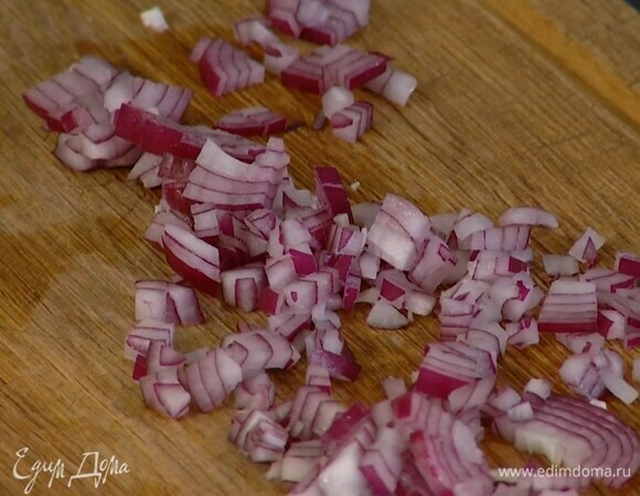 Красный лук почистить и мелко порубить.