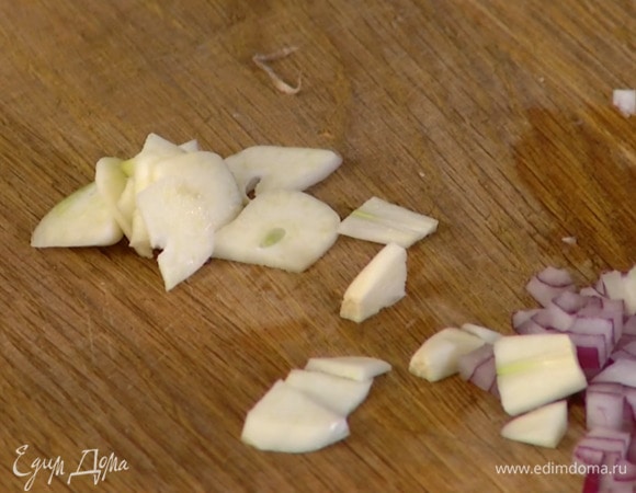 Чеснок почистить и нарезать тонкими пластинками.