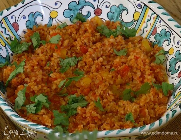 Кинзу порвать руками и посыпать булгур.