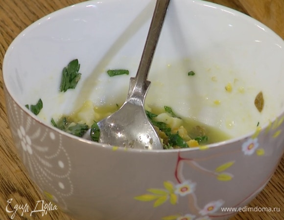 Приготовить соус: сливочное масло растопить и перелить в миску, добавить измельченное яйцо, каперсы и петрушку, все перемешать.