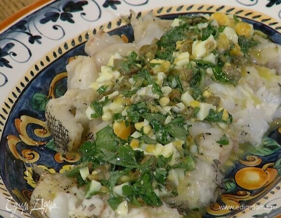 Готовую горячую рыбу переложить на тарелку и полить соусом.