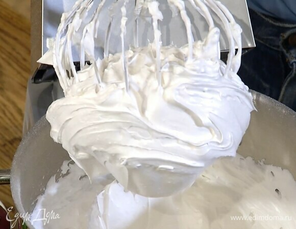 Белки с солью взбивать в комбайне на высокой скорости до первых пиков, затем небольшими порциями всыпать половину сахара, добавить крахмал и уксус, частями всыпать оставшийся сахар, влить ванильный экстракт и взбивать 10 минут.