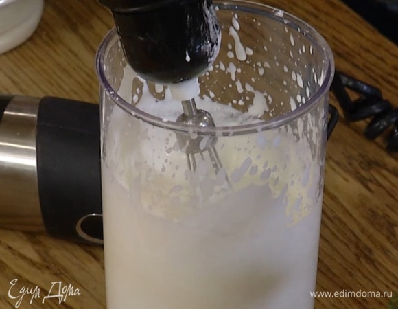 Приготовить крем: сливки взбить блендером с насадкой-венчиком в пышную, воздушную массу, всыпать сахарную пудру и еще немного взбить.