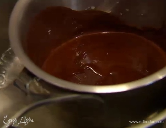 Шоколад поломать кусочками и растопить на водяной бане.
