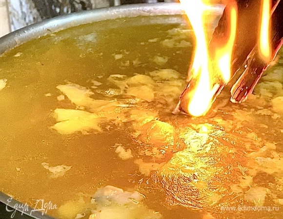 Готовую уху снимаем с огня. Поджигаем небольшую деревяшку и в горящем виде вводим в бульон. Подаем уху горячей.