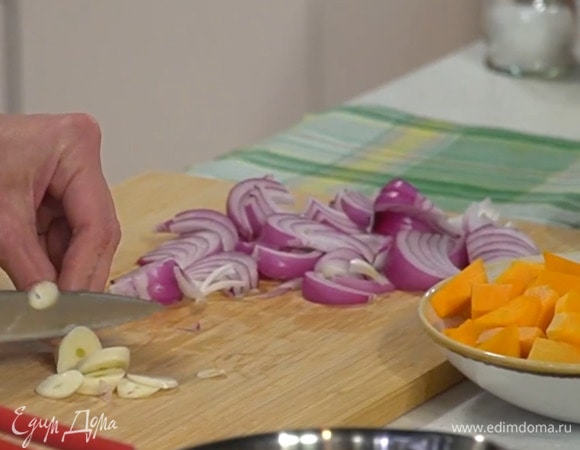 Чеснок почистить и нарезать пластинками.