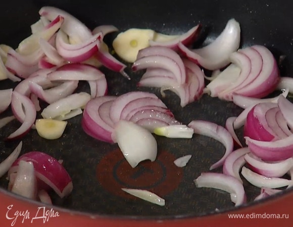 Разогреть в глубокой сковороде оливковое масло и, помешивая, обжаривать лук с чесноком 1–2 минуты.
