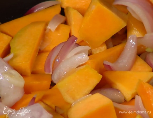 Тыкву почистить, нарезать небольшими кусочками и добавить в сковороду с луком и чесноком.