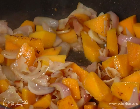 Бекон нарезать маленькими кубиками, добавить к овощам и все обжарить.