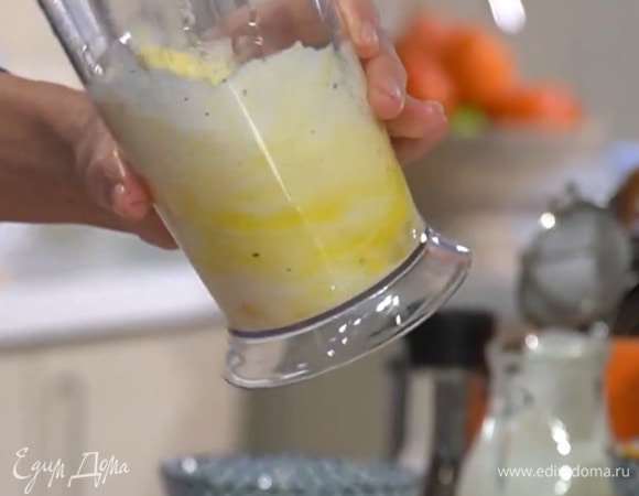 Яйца посолить, поперчить, влить сливки и разболтать вилкой.