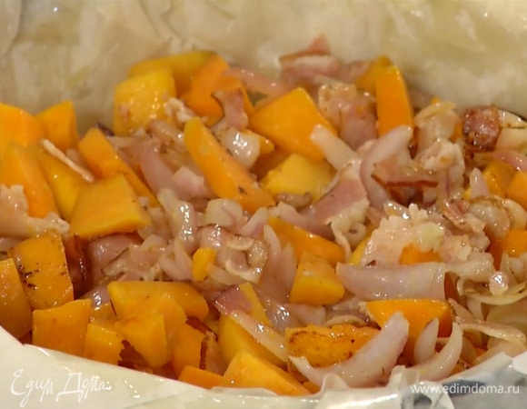 Дно разъемной формы выстелить бумагой для выпечки, выложить листы фило, так чтобы края свешивались, промазать его растопленным сливочным маслом, выложить начинку.