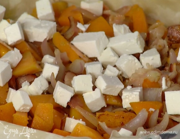 Фету нарезать маленькими кубиками и разложить на начинку.