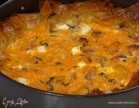 Выпекать пирог в разогретой духовке 30 минут.