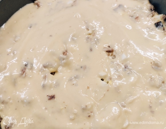 Сверху распределить оставшееся тесто. Выпекать 30–35 минут при температуре 180°C.