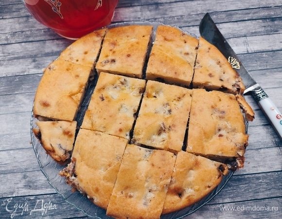 Готовый пирог можно подавать как теплым, так и холодным.