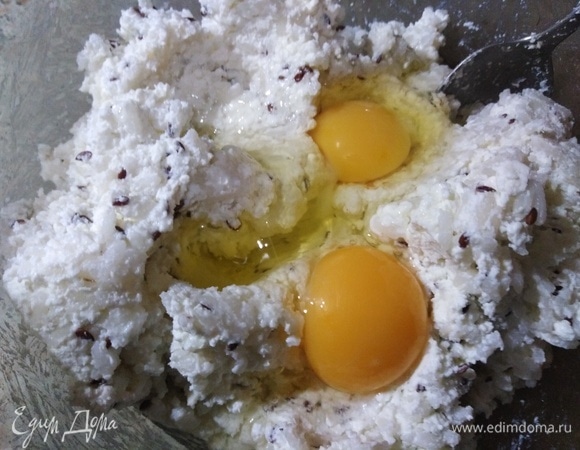 Вбейте в смесь яйца.